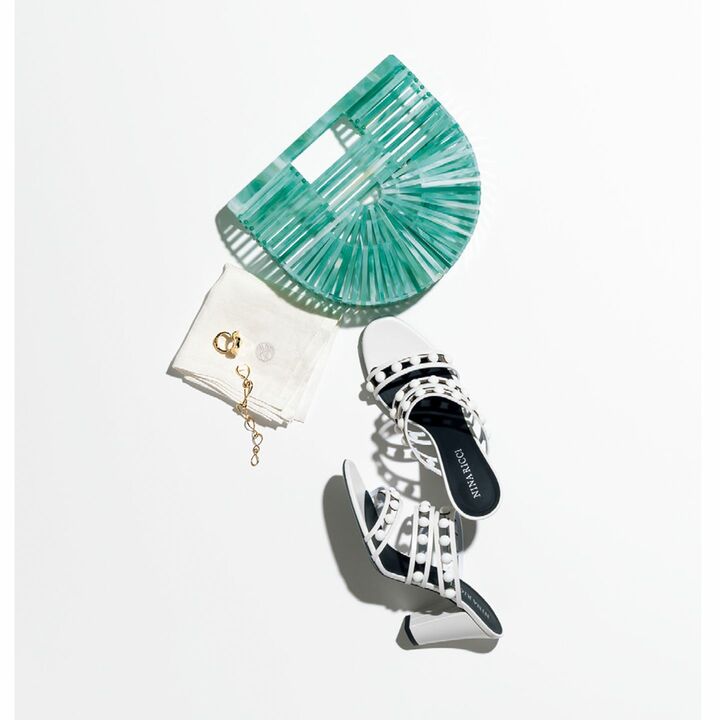 バッグ￥42,000［縦18×横23×マチ6.5cm］（ストラスブルゴ〈カルトガイア〉）、片耳ピアス￥600,000［イエローゴールド］・リング￥790,000［イエローゴールド］（コロネット〈アントニーニ〉）、ハンカチ￥2,000（L’AVENTURE martinique）、靴￥100,000［ヒール9.5cm］（ヴィア バス ストップ ミュージアム〈ニナ リッチ〉）　［Precious2019年7月号97ページ］