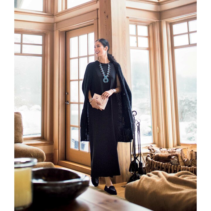 ”マックスマーラ”のカーディガン・”エス マックスマーラ”のワンピース（マックスマーラ ジャパン）、ネックレス・バングル［右手］・［左手］（インデアン・クラフト）、靴（デッカーズジャパン〈アグⓇ〉）　撮影／水田 学（NOSTY）　BY：『Precious2月号』小学館、2017年