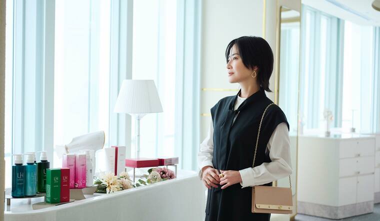 「グランサロン銀座 」を訪れている真樹麗子さん