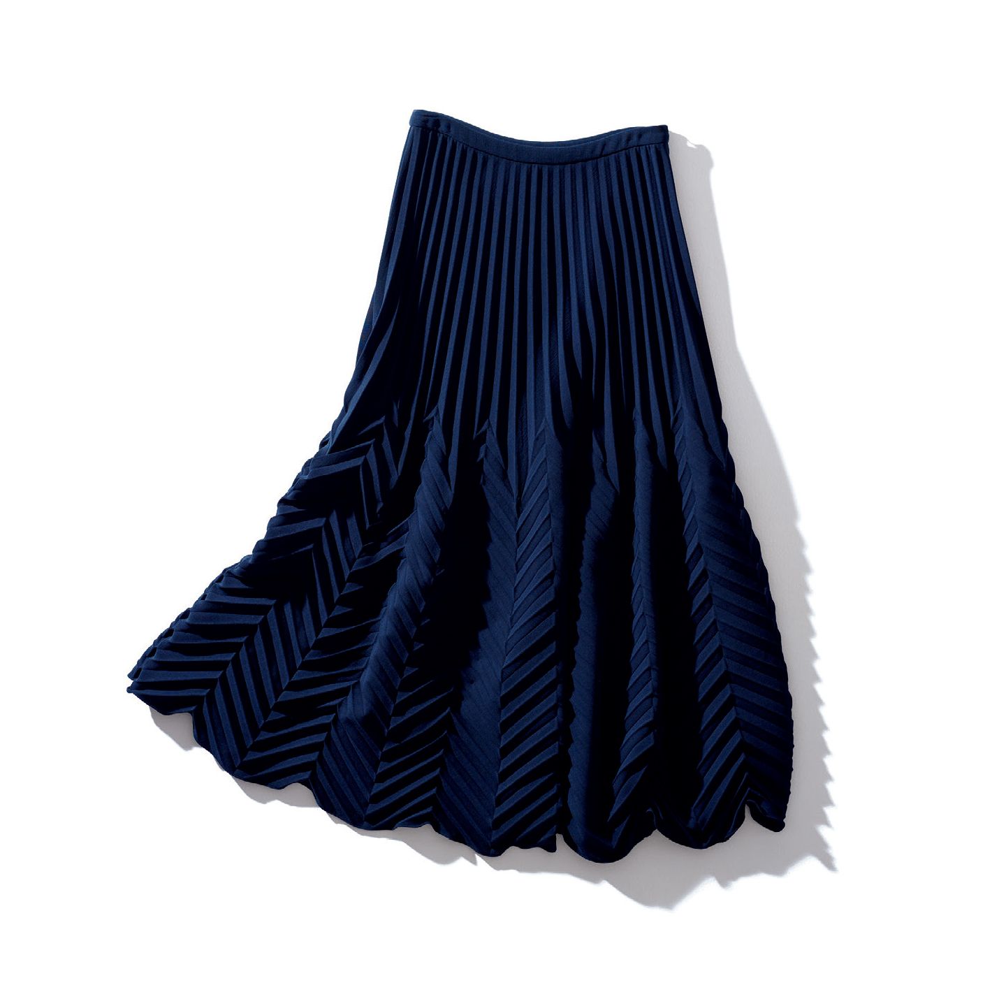 シンプル服に特別感を授けるハイテクニックなプリーツに注目