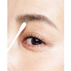 指が汚れるのが嫌なら綿棒でぼかしてもOK。ただしせっかく描いた眉がとれないように軽いタッチで行いましょう。