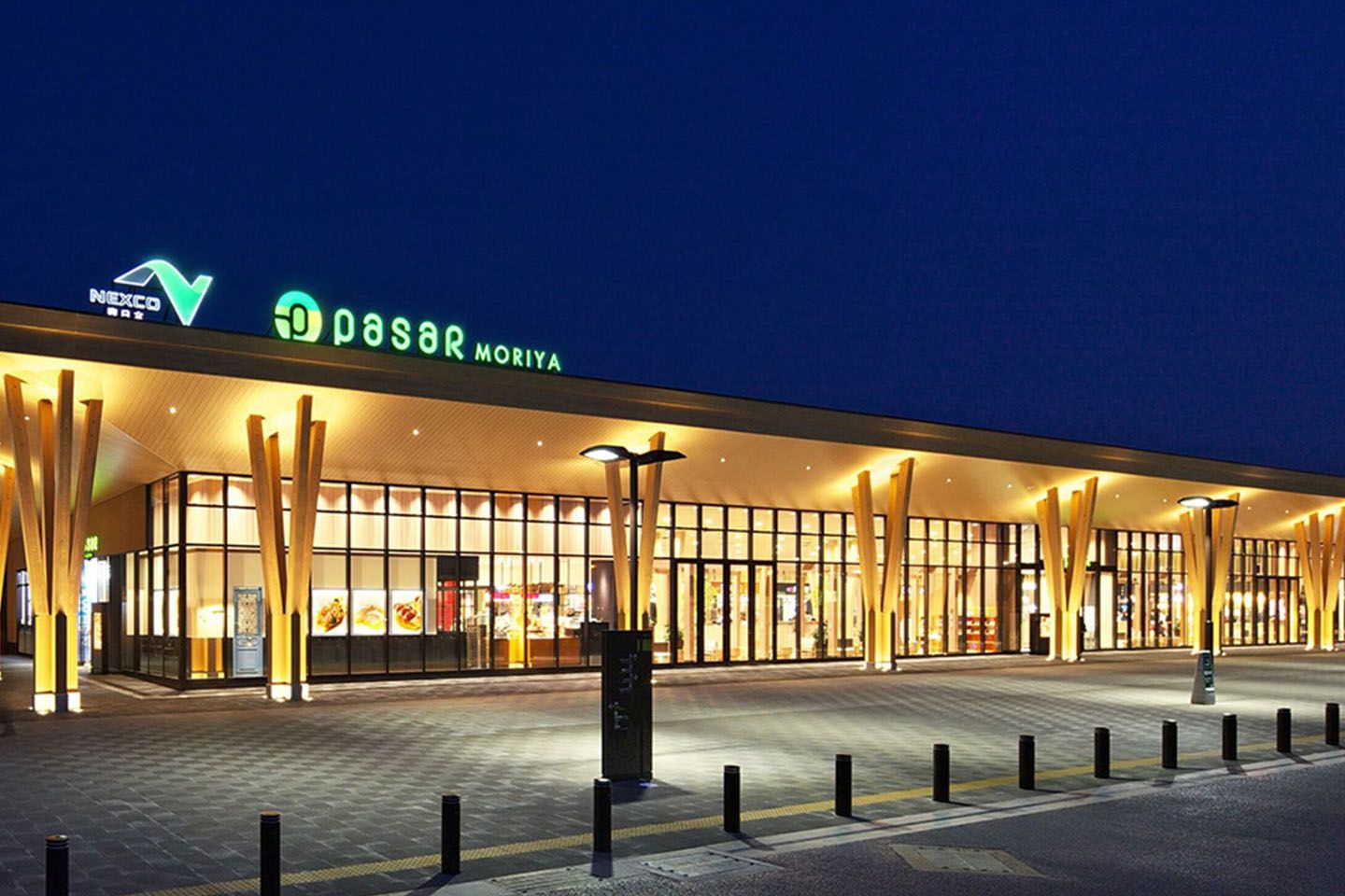 Pasar守谷 夜の外観