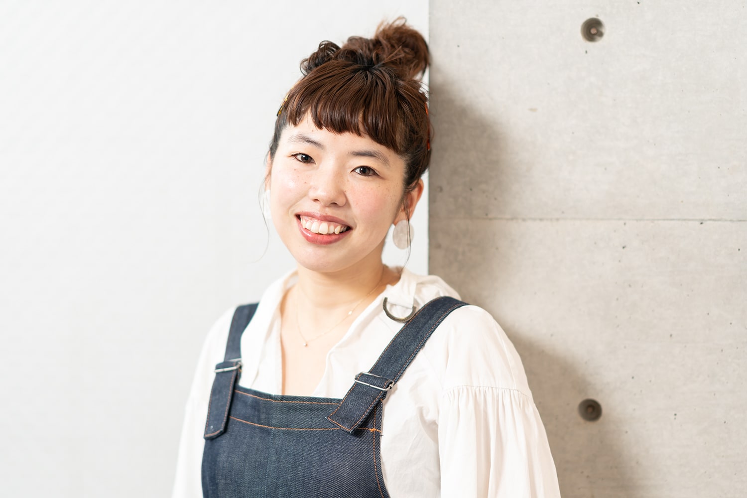 Double ヘアスタイリスト・西川綾さん。ヘアピンを集めるのが趣味。「ヘアアレンジが好きなので、色々なヘアピンでアレンジを楽しみたいです」