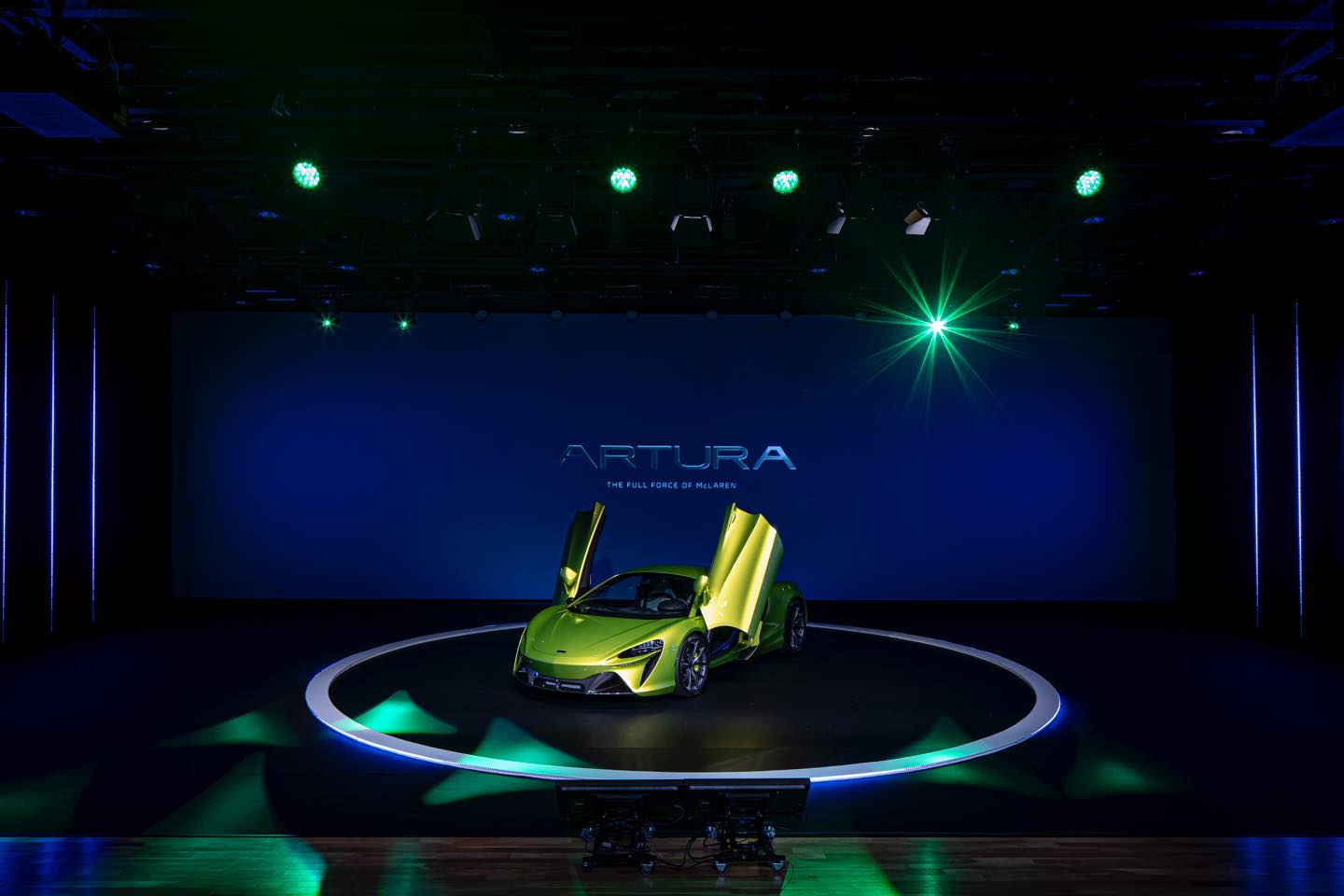 Artura はプラグインハイブリッドで外部給電も可能。