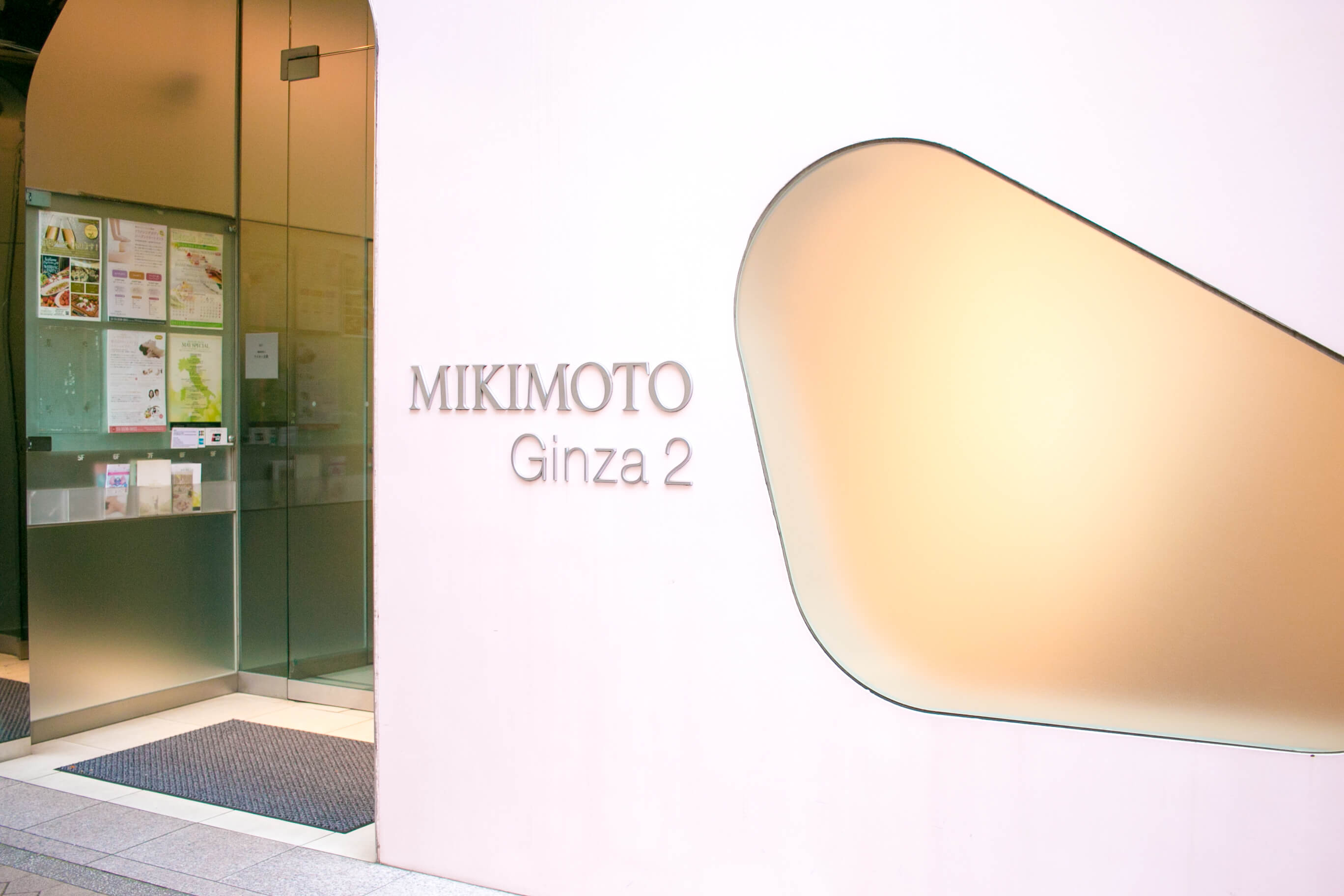 ピンクの壁に牛模様の窓が特徴的なミキモトブティックのビル。「MIKIMOTO Ginza2」の表示横から入り、エレベーターで6階へ上がります