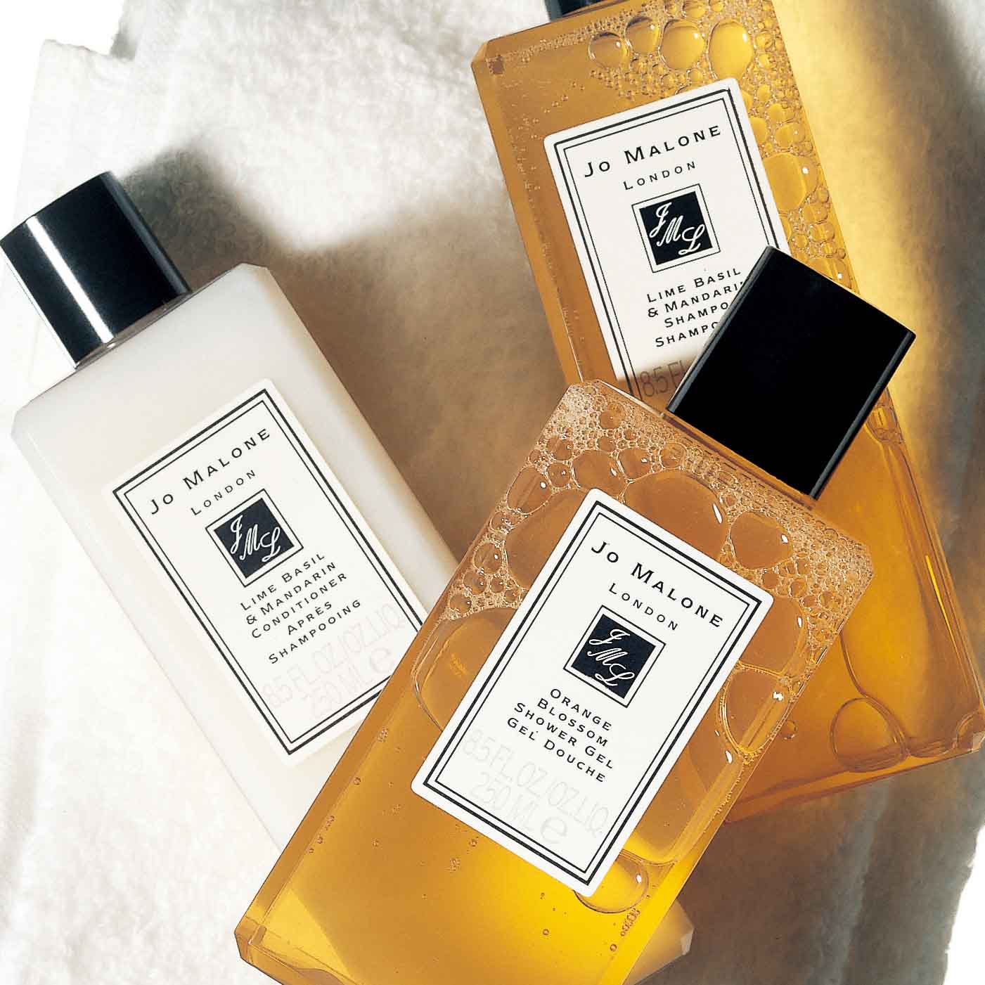右から/ライムバジル&マンダリンシャンプー ●250ml・オレンジブロッサムシャワージェル ●250ml・ライムバジル&マンダリンコンディショナー ●250ml(ジョー マローン ロンドン)