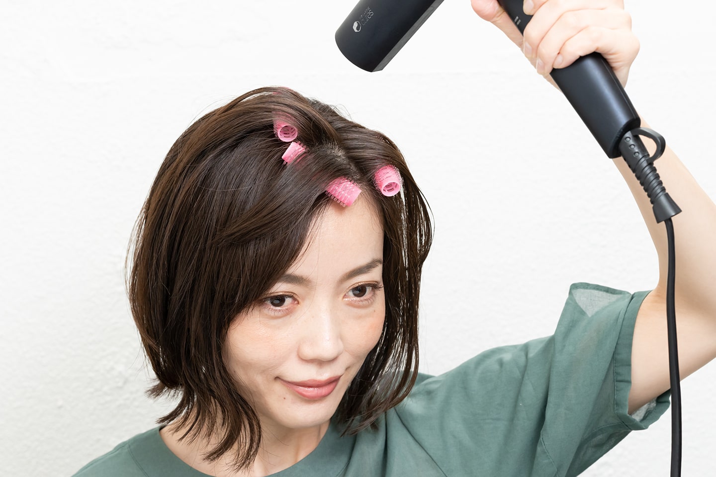 ドライヤーは弱風で頭頂部の真上からあてること。