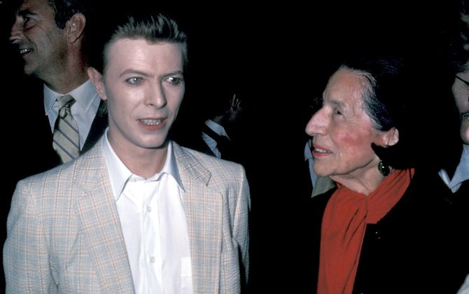 デヴィッド・ボウイ(左)とダイアナ・ヴリーランド。David Bowie and Diana Vreeland during David Bowie Opens In "The Elephant Man" at Booth Theatre in New York City, New York, United States. (Photo by Ron Galella/WireImage)