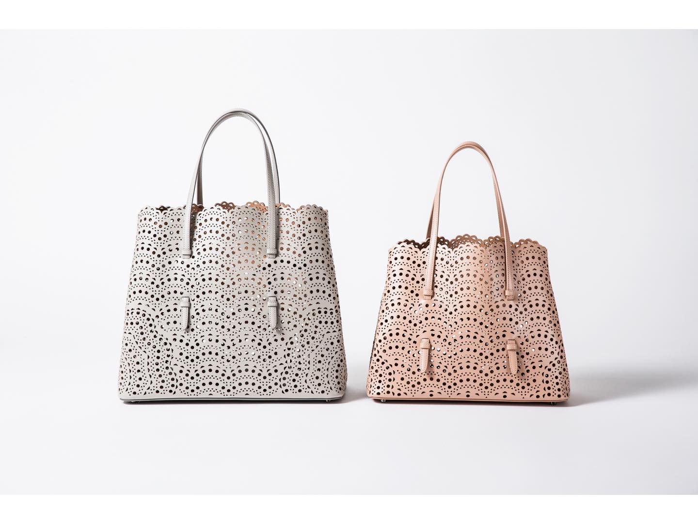ともにポーチ付き。右/【縦31×横36.5×マチ18cm】¥306,000・左/【縦26×横33×マチ16cm】¥356,000