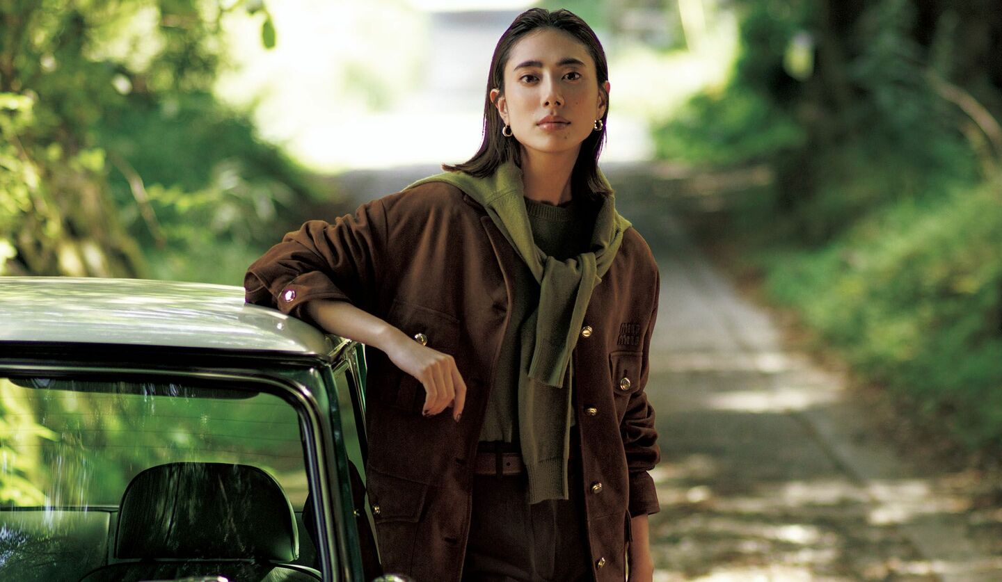 「ミュウ ミュウ」のウエアを着用したモデルの土屋巴瑞季さん