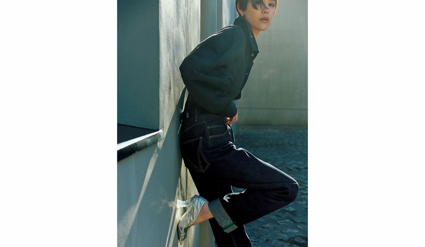 ボッテガ・ヴェネタのデニムパンツを着こなした女性の写真