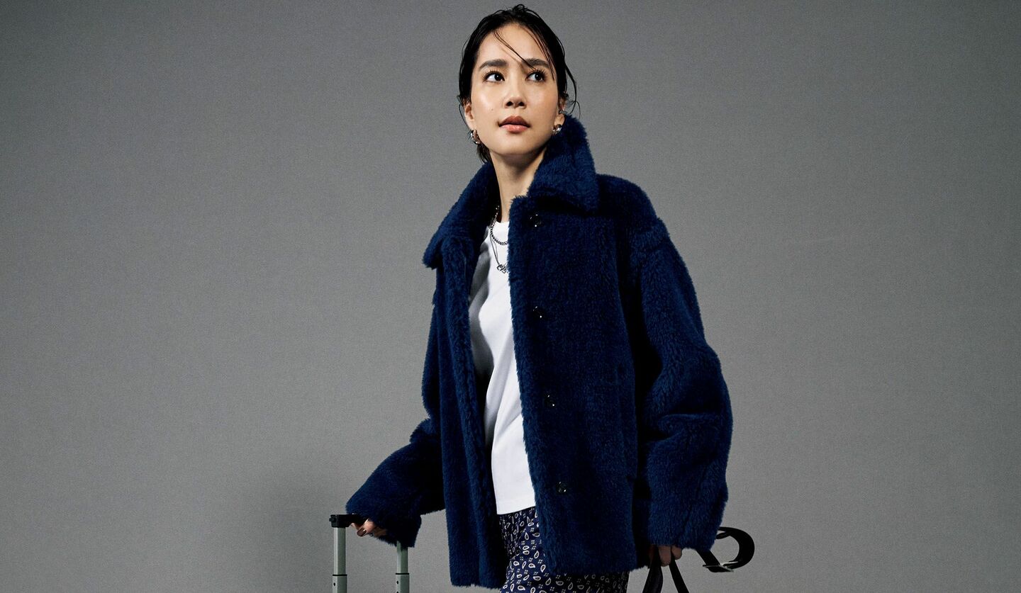 「マックスマーラ」のショートコート、Tシャツ、プリントパンツを着用したモデル