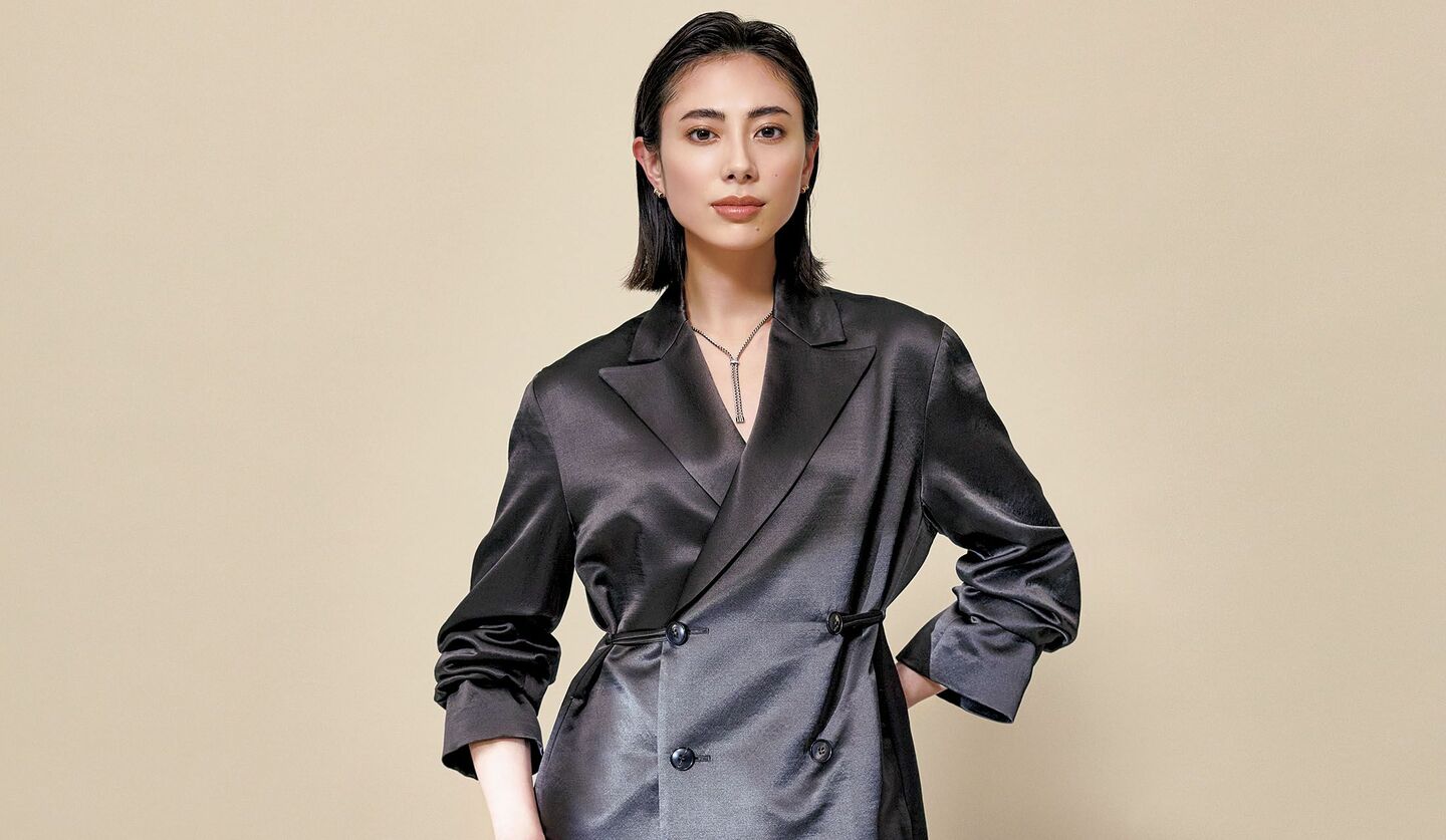 「エムティーモデリスト」のジャケットを着用したモデルの土屋巴瑞季さん