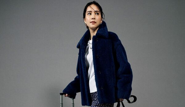 2/18 Wed｜「マックスマーラ」のプリントパンツを主役にしたネイビー×白の知的なモノトーンスタイルで颯爽と！【365日コーディネート】