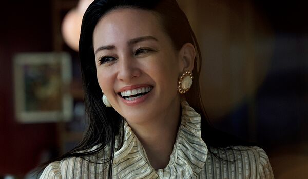 顔周りを重点的に華やかに!笑顔をより輝かせる「ヴァレンティノ」の着こなし|トレンドを意識したきれいめカジュアル