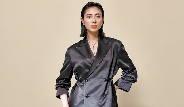 5/20 Wed｜「エムティーモデリスト」のシルクサテンジャケットで、美しいシルエットと旬のモード感を堪能して【365日コーディネート】
