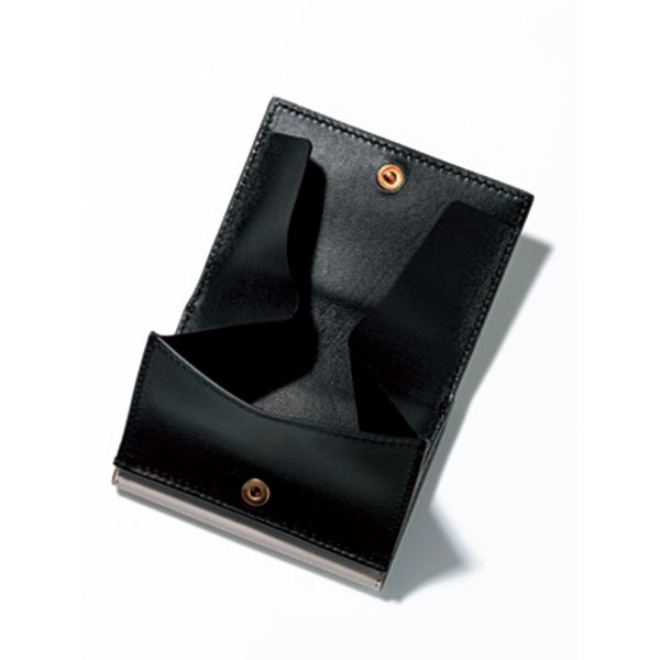 コインケースはボックス型ライナーはシックなブラック。小銭入れの仕様は、コインが見やすく取り出しやすいボックス型。