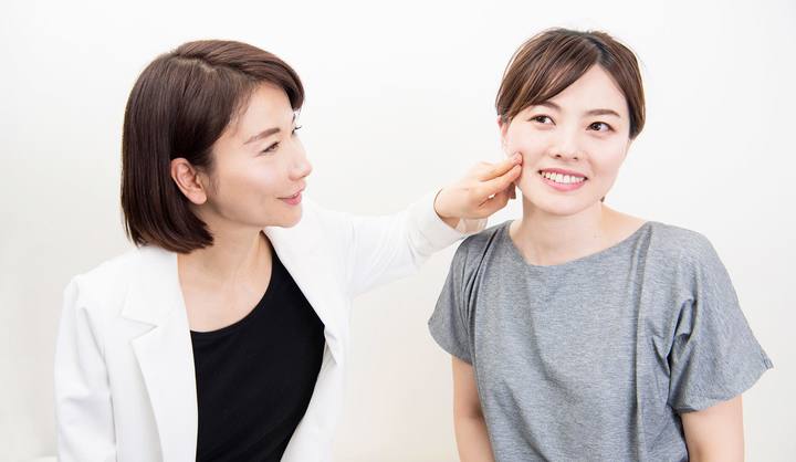 顔のゆがみを矯正！たるみをリセットできる「顔筋ほぐしマッサージ」とは？ Precious.jp（プレシャス）