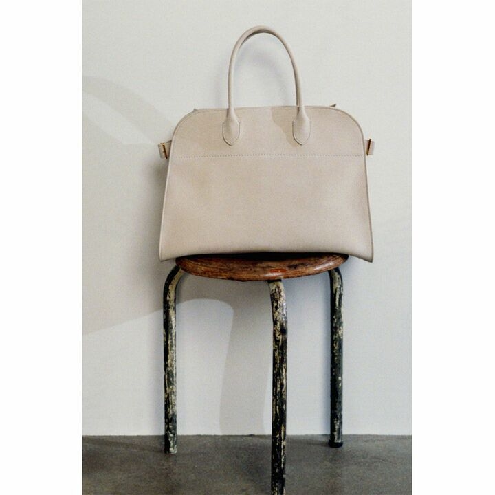 実用性の高さと素材へのこだわりで爆発的ヒットとなったレザーバッグ「MARGAUX BAG 15(マルゴーバッグ)」は、ブランドのアイコン的存在。バッグ「MARGAUX BAG 15(マルゴーバッグ)」¥450,000(税抜)