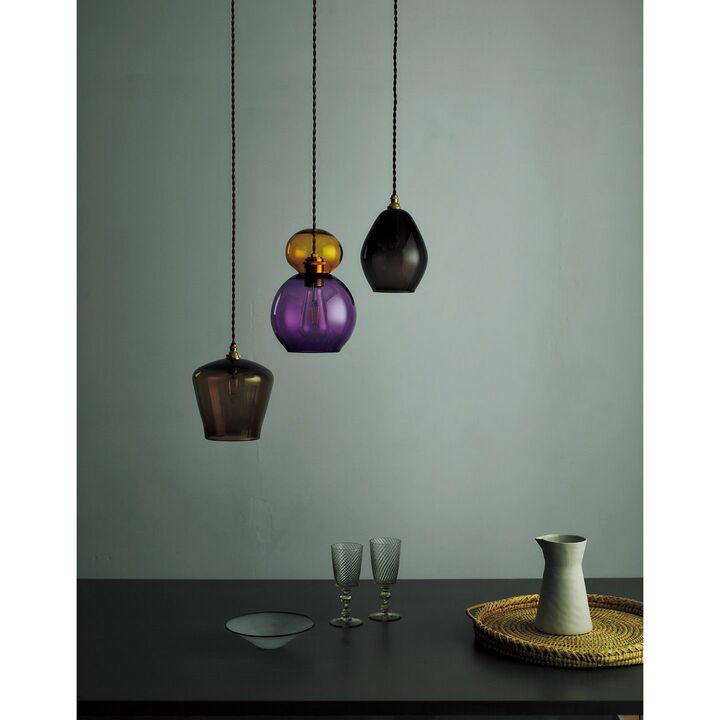 ペンダントライト 左から／「トラディショナル ミディアム」￥94,000【直径18×高さ18cm】・「バブルライト」￥150,000【直径17×高さ24.8cm】・「ペアドロップ ミディアム」￥93,000【直径15×高さ18cm】（サロン ドゥ ファヴォリ〈キュリオーサ＆キュリオーサ〉）、ストロートレイ￥6,000（ボンシック マロック）、カラフェ￥6,000（カッシーナ・イクスシー青山本店）、ワイングラス各￥7,600（リビング・モティーフ〈テルスカ〉）、ボウル￥4,800（リビング・モティーフ〈フレスコ〉）　［Precious2019年8月号245ページ］