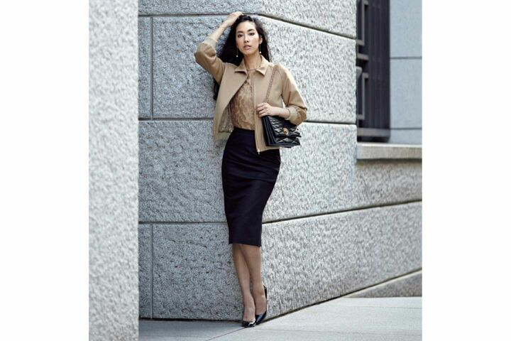 スカート・ブルゾン［ファー襟付き］・ブラウス（マックスマーラ ジャパン〈マックスマーラ〉）、ピアス・バングル（TASAKI〈メラニー・ジョージャコプロス TASAKI〉）、バッグ（バリー 銀座店）、靴（セルジオ ロッシ）