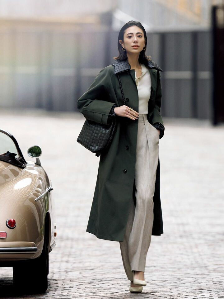 ボッテガ・ヴェネタのアウターを着用したモデルの土屋巴瑞季さん