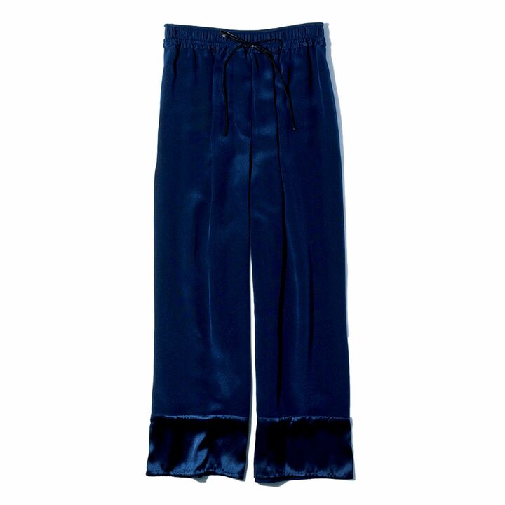 パンツ￥54,000（3.1 フィリップ リム ジャパン）　［Precious2019年8月号83ページ］