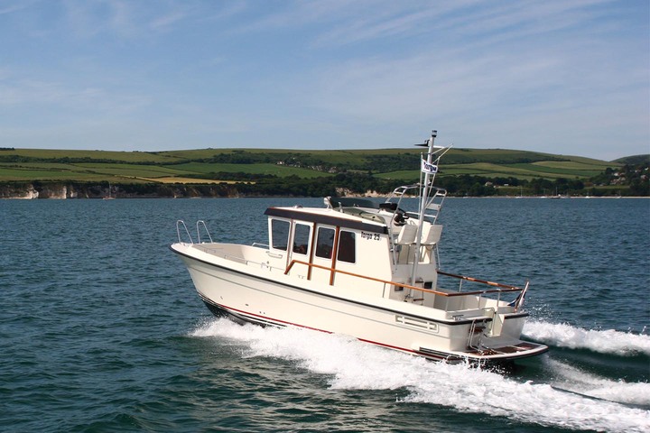 「タルガ 25.1」¥20,100,000［生産国：フィンランド、全長×全幅：8.38×2.88m、重量：3,400kg、エンジン：ボルボ D4-300（ディーゼル）×1、エンジン最大出力：221kW（300hp）、エンジン使用燃料：軽油、燃料タンク：420l、清水タンク：140l、定員：12名］