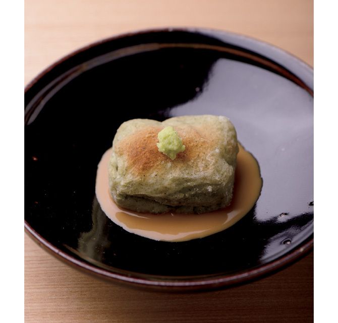 料理は写真すべて夜のコース(¥13,000)より。ごまの香りが香ばしい、焼きよもぎ豆腐