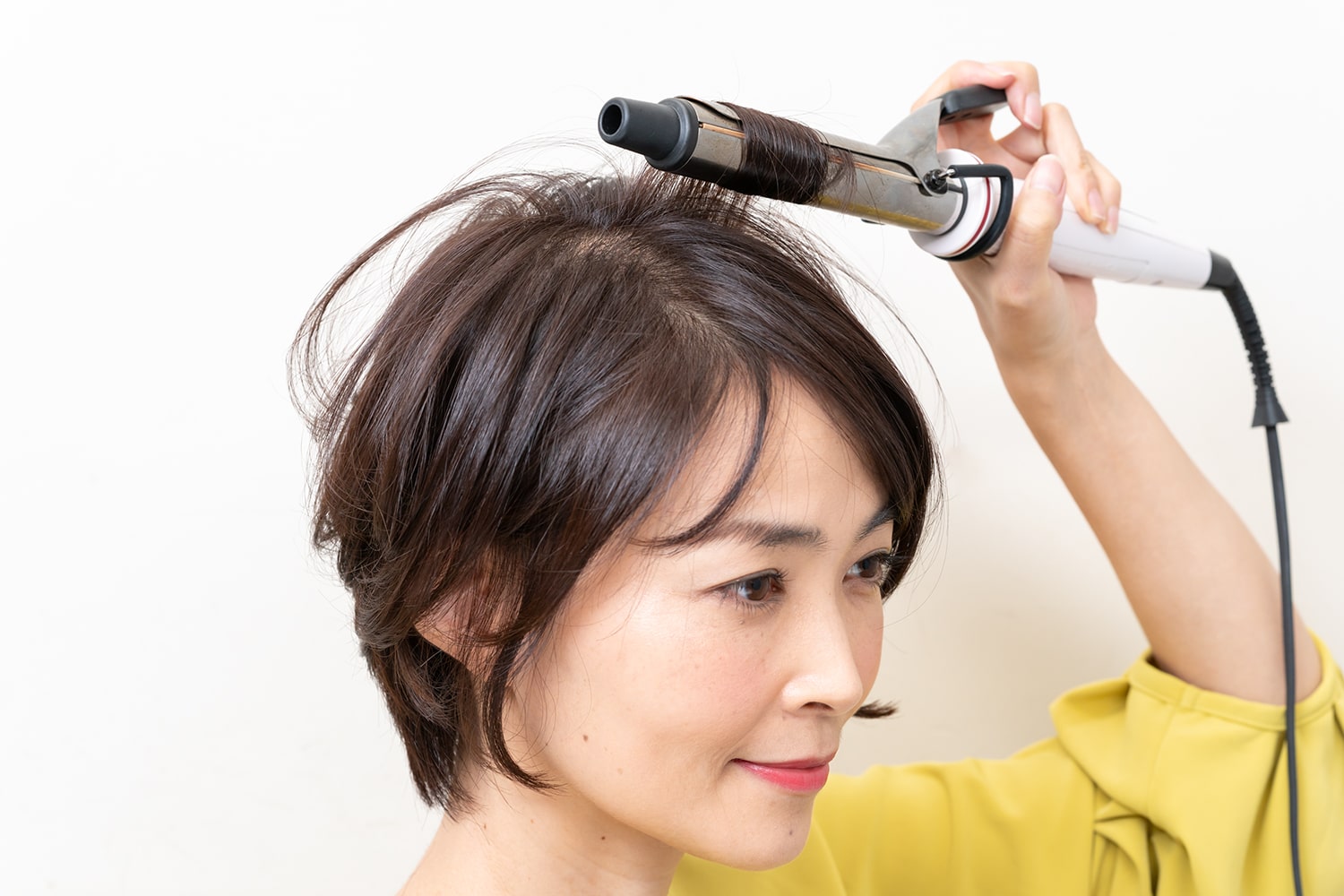 毛束をとって毛先から根元まで巻き込む。