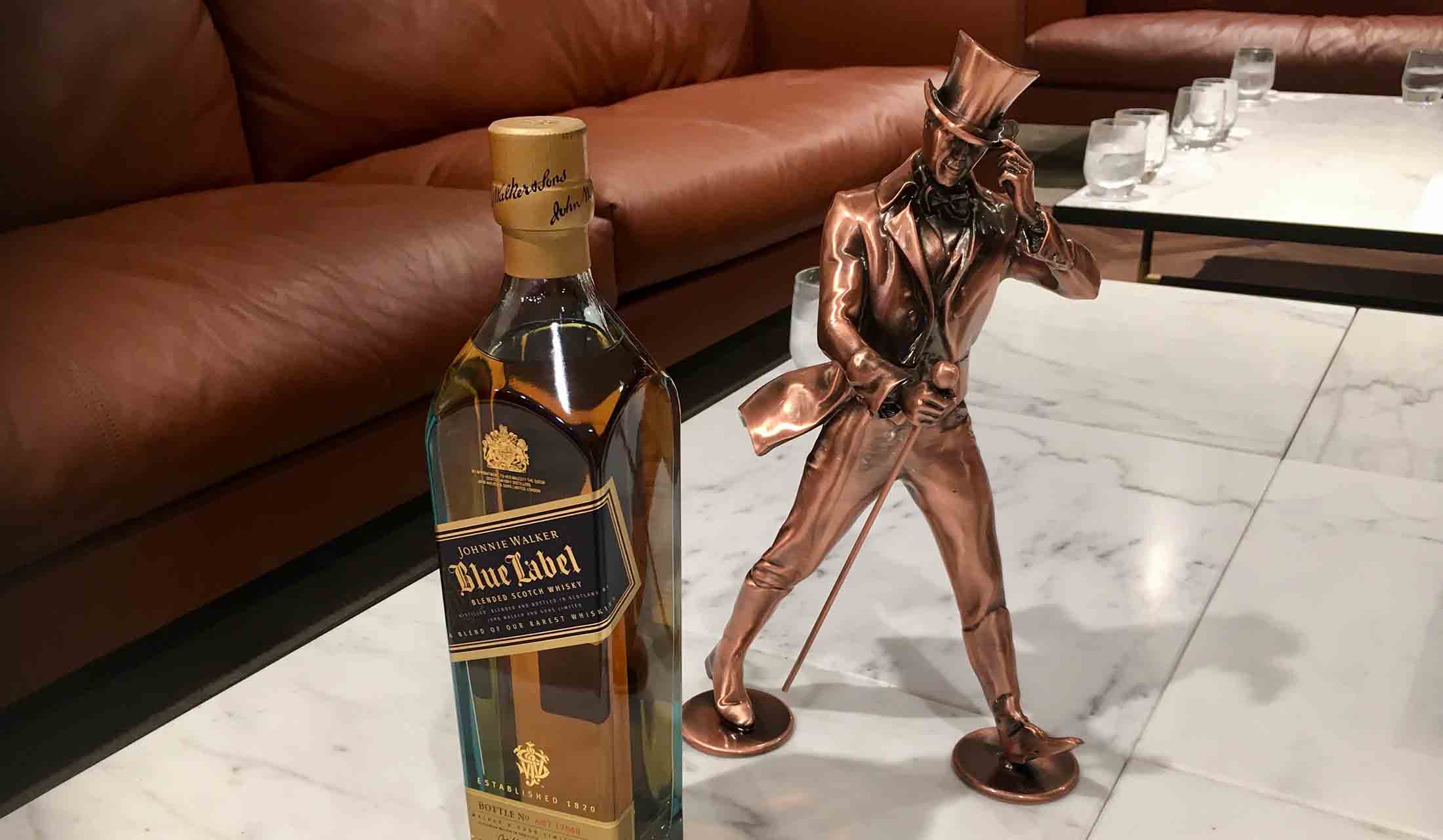 ジョニー ウォーカー「ブルーラベル」。750ml、希望小売価格1万8000円(税抜)。