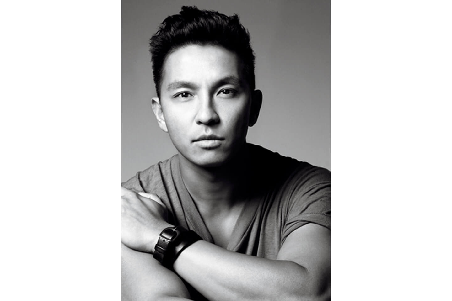 (プラバル・グルン/Prabal Gurung)シンガポール生まれの、ネパール・カトマンズ育ち。インド・ニューデリーでファッションデザインを学んだのち、ロンドン、シドニー、N.Y.と拠点を移す。パーソンズ美術大学卒業後、シンシアローリーやビル ブラスなどで経験を積み、2009年に自身のブランド、プラバル グルンをスタート。2017年9月、TASAKIのクリエイティブ ディレクターに就任。
