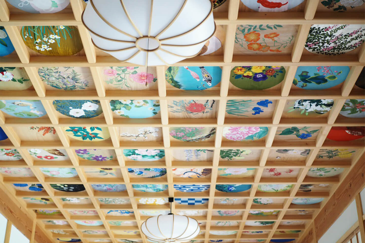 花の絵がはめられた天井
