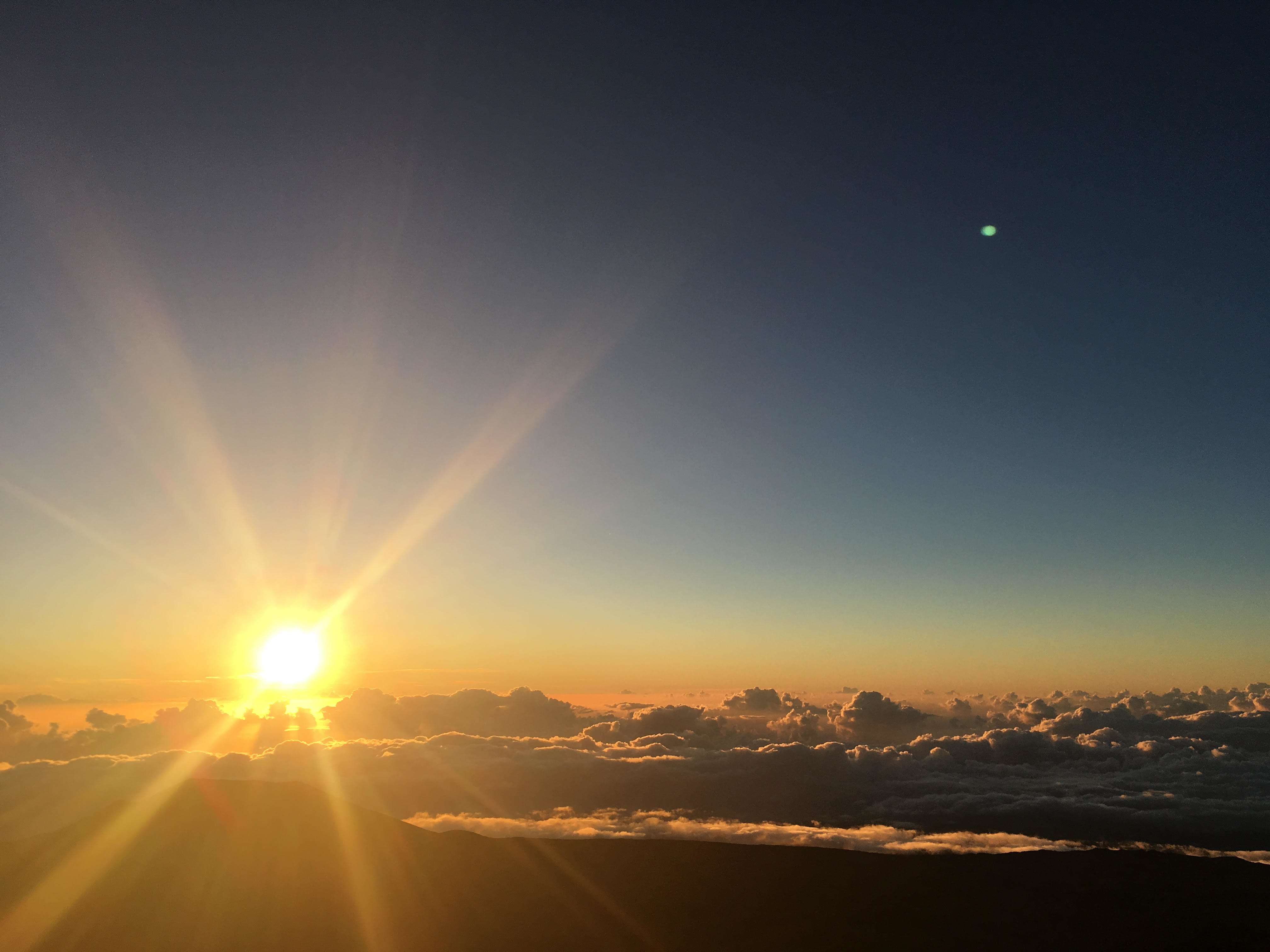 太陽が昇りきると、肌寒かった山頂はグッと温かく。
