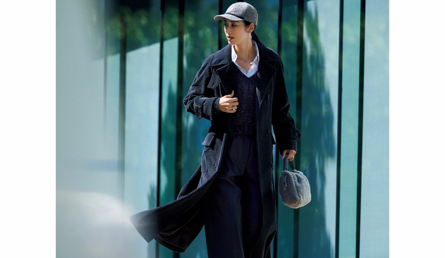 ブルネロ クチネリのコートを着用したモデル