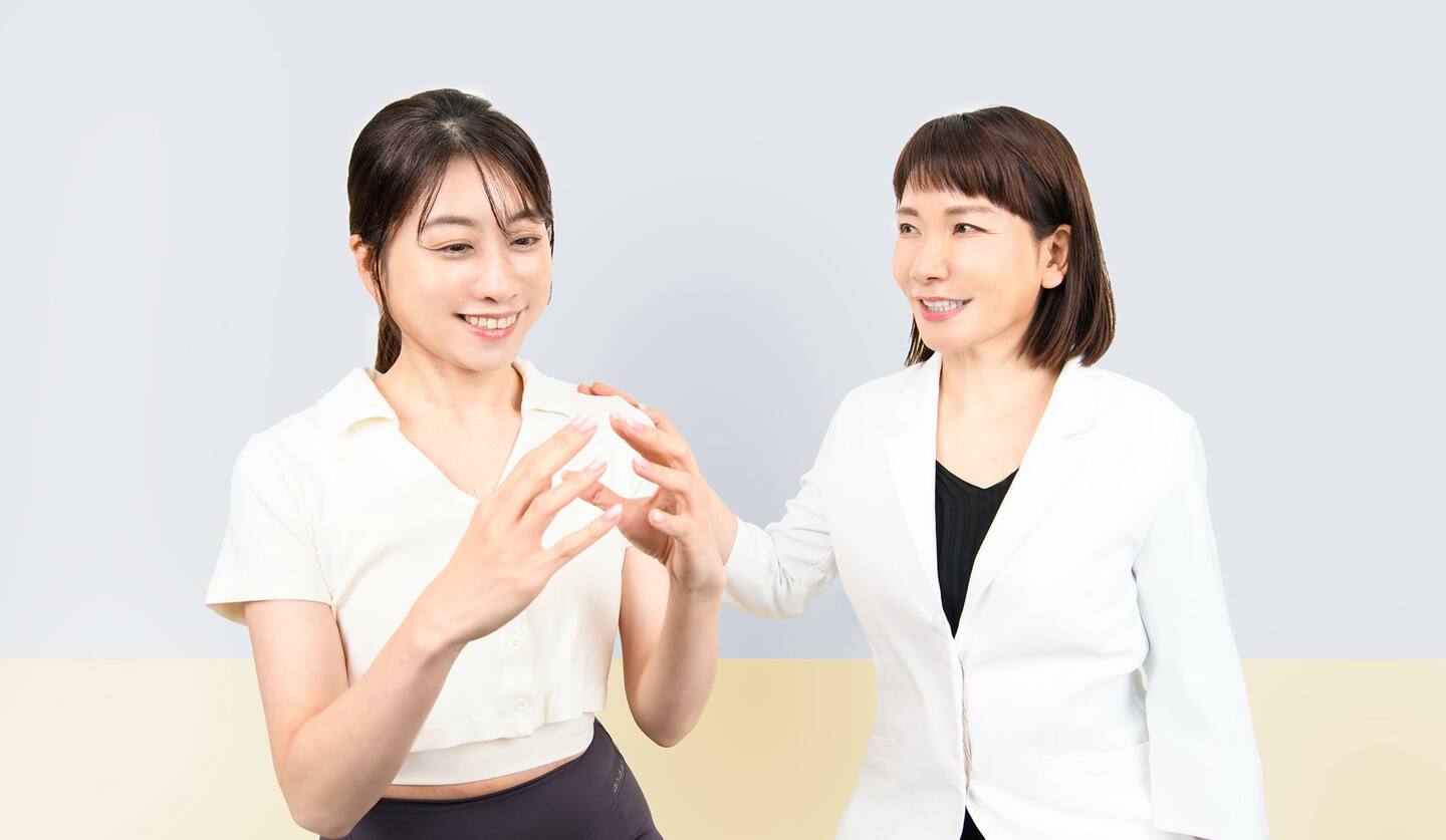エイジングデザイナーの村木宏衣さんがモデルの女性に心身を休息モードへと切り替える「指先メソッド」を指導をしている画像