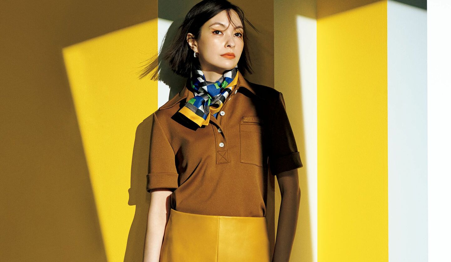 「ミュウミュウ」のトップス・スカート・スカーフを着用したモデルの太田莉菜さん