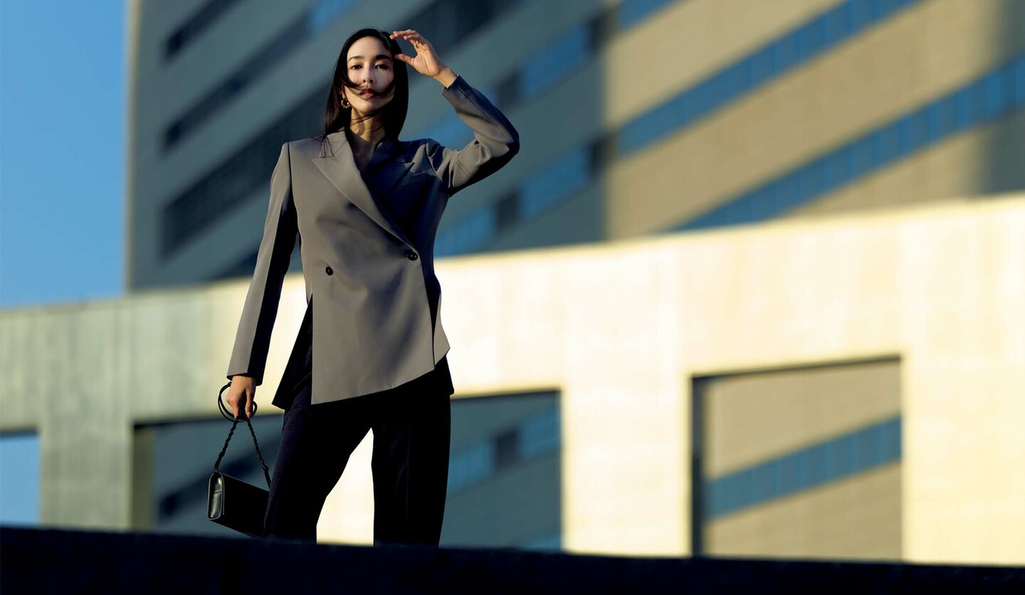 「ジル サンダー」のグレーのジャケットを着用したモデルの立野リカさん