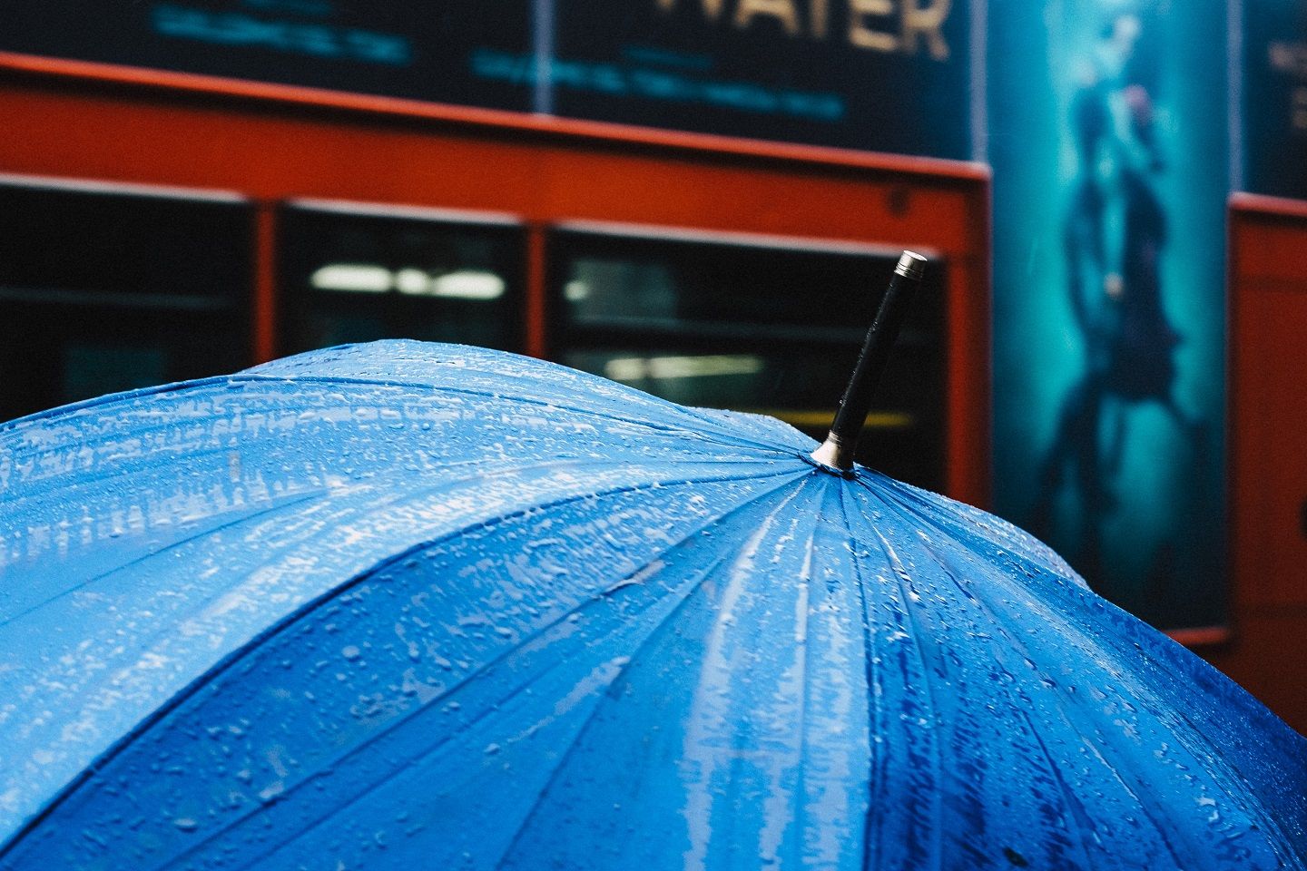 「雨の日の傘の扱い方」のNGマナー8選｜傘の持ち方＆開け方、電 …