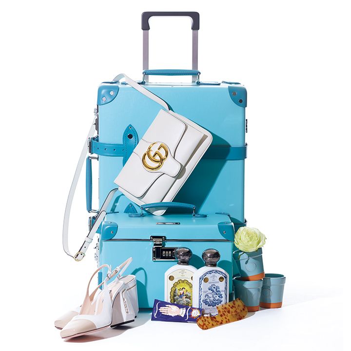 上から／バッグ「アリー」￥217,000【縦16×横25×マチ5.5cm】（グッチ ジャパン）、「ティファニー×グローブ・トロッター」トランク￥280,000【縦40×横55×マチ20cm】・同バニティケース￥159,000【縦24×横33×マチ24cm】・フラワーポット／3個セット￥12,500（ティファニー・アンド・カンパニー・ジャパン・インク）、靴￥95,000／予価（プラダ ジャパン〈プラダ〉、ボディミルク￥5,300・リキッドボディソープ￥5,600・ハンドルコーム￥6,000・ハンド＆フットクリーム￥4,700（オフィシーヌ・ユニヴェルセル・ビュリー）　[Precious2019年1月号110ページ]