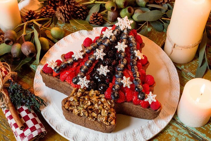 ベリーたっぷりでどこを切るか悩みそう。4～5名用[横19.0×縦19.0cm] ￥6,739、8～10名用[横26.0×縦25.5cm]￥11,936（ともに税込）