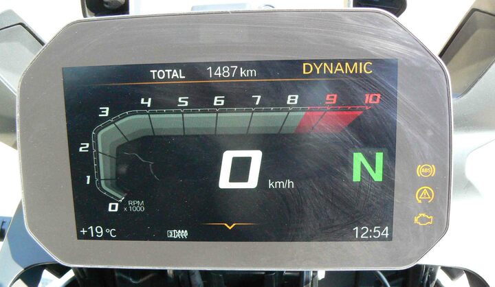 バイクの状態を表示する6.5インチTFTディスプレイ（オプション）。これがあればコネクティビティも万全だ。