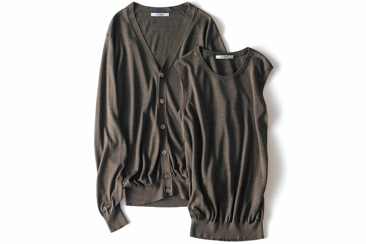 左から／シルク天竺Vカーディガン￥31,000・シルク天竺ノースリーブ￥21,000（スローン）[Precious2019年6月号120ページ]