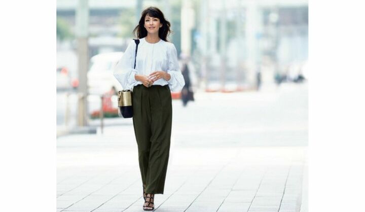 シャツ￥107,000（アオイ〈マントゥ〉）、パンツ￥27,000（アマン〈ベルウィッチ〉）、バッグ￥279,000、靴￥129,000（JIMMY CHOO）、リング［指先から］￥230,000・￥340,000（TASAKI）