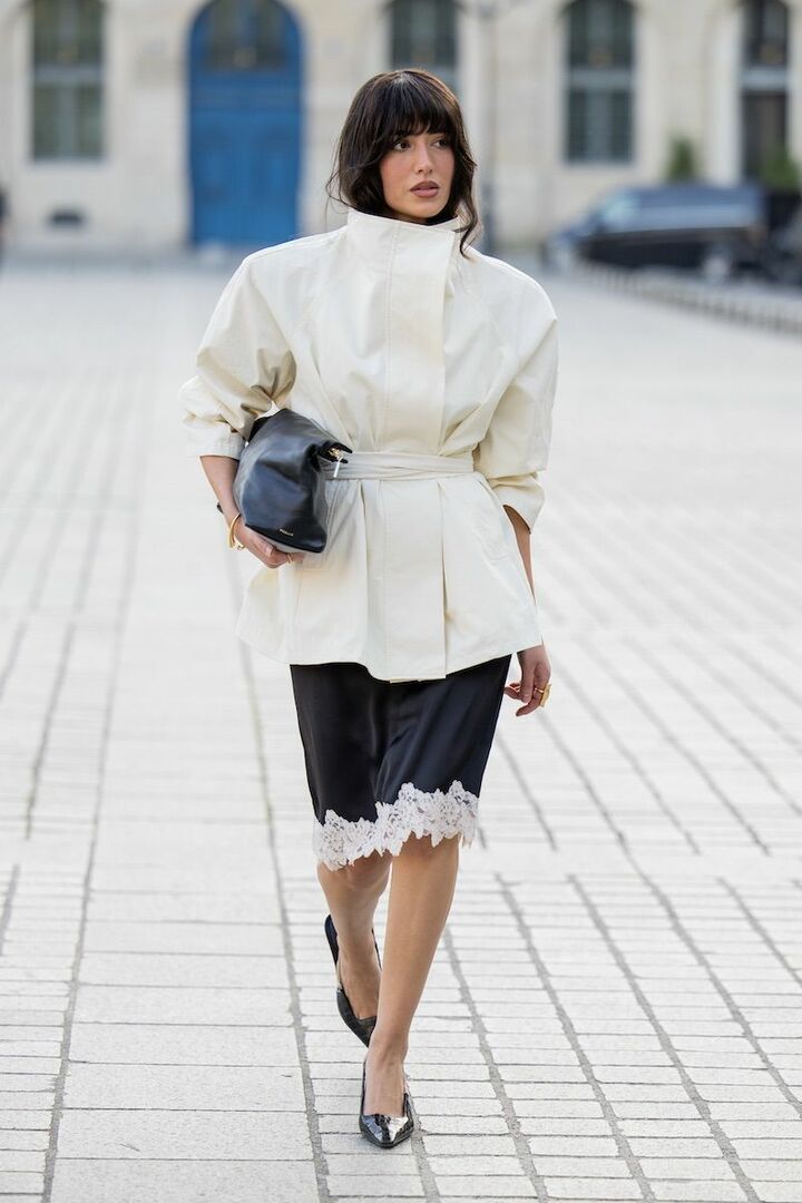 首はすっぽり覆い、膝下と肘下は露出。そのバランスが洗練された印象を後押し。