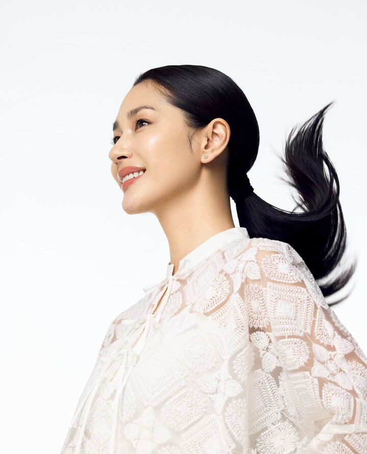 ニアーのブラウスを着用したモデルの大塚まゆかさん