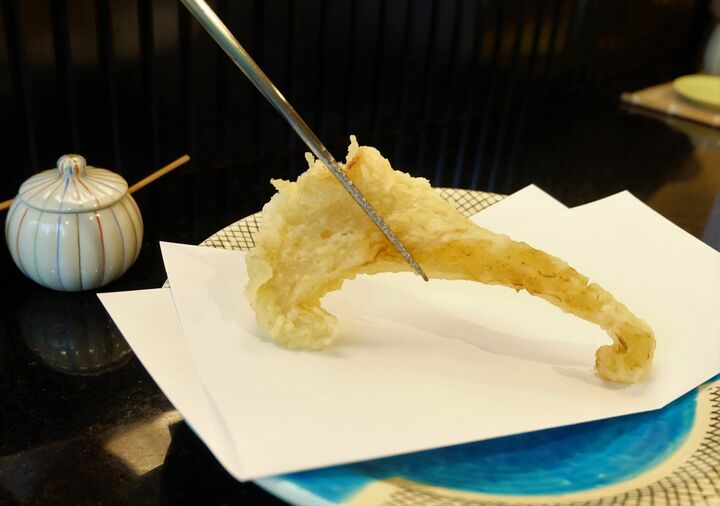 フカヒレの天ぷらは、口の中でほろほろと解ける初めての食感