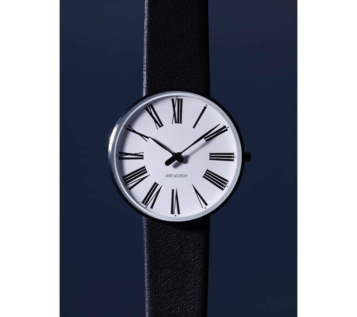 デンマークにあるオーフス市庁舎のシンボルとしてデザインされた壁かけ時計のフェースを、そのまま腕時計として再現した『ローマン』。クリアな白い文字盤にクラシカルなインデックスと針、ステンレススチールの艶めきが相乗効果となってモダンな美しさを放っています。時計 [ケース：ステンレススチール ケース径：40㎜ クオーツ] ¥35,000