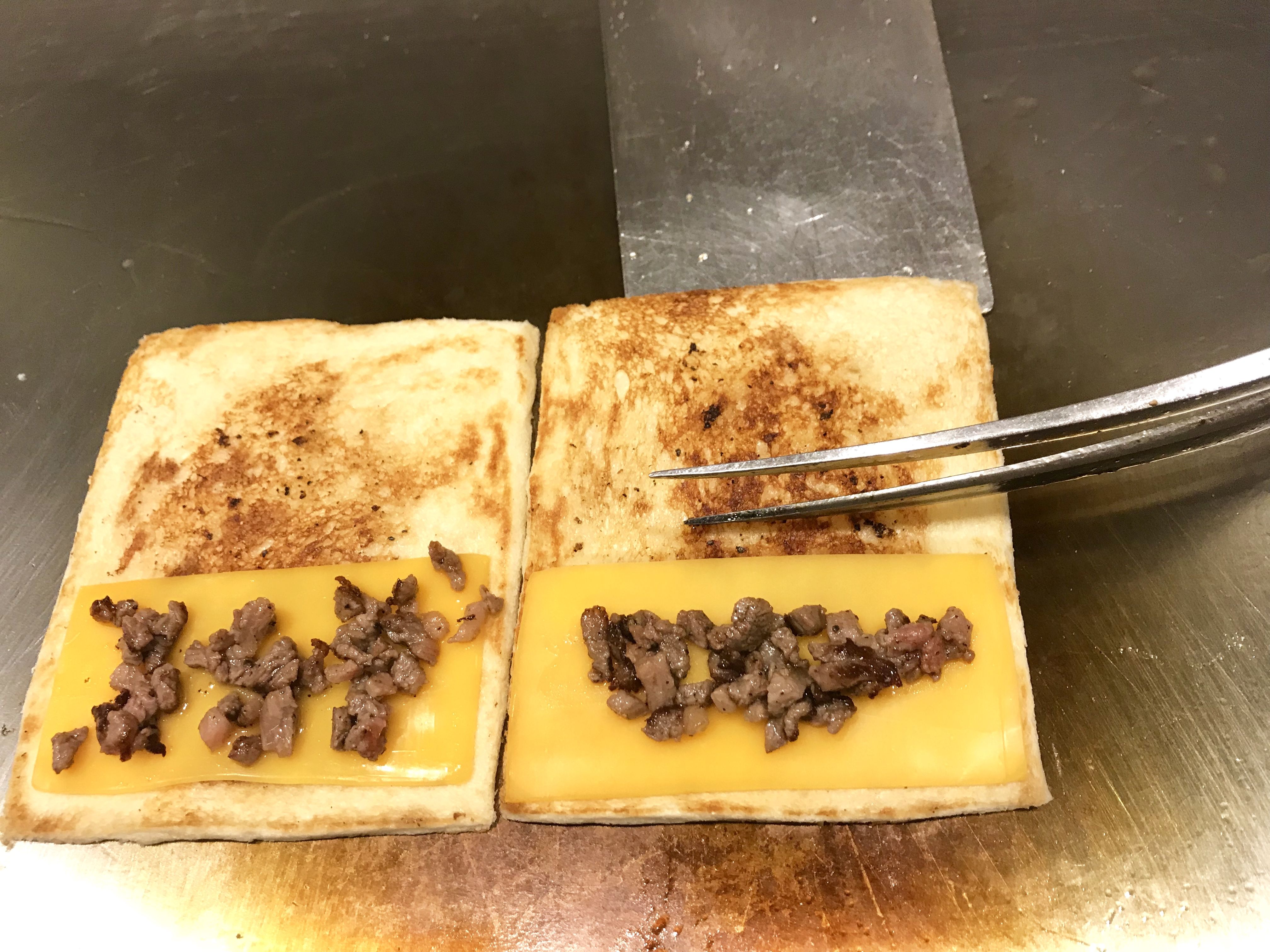 肉汁がしみたパンでつくるホットチーズサンド。完全に別腹です…。