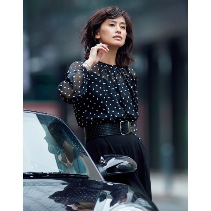 ブラウス(東レ・ディプロモード〈セブンティ〉)、パンツ(Theory luxe)、ベルト(アノア〈リビアナ・コンティ〉)、時計・バングル・リング※すべて予価(ティファニー・アンド・カンパニー・ジャパン・インク) 撮影/生田昌士(まきうらオフィス) BY:『Precious8月号』小学館、2018年